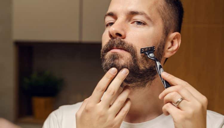 Homem fazendo a barba