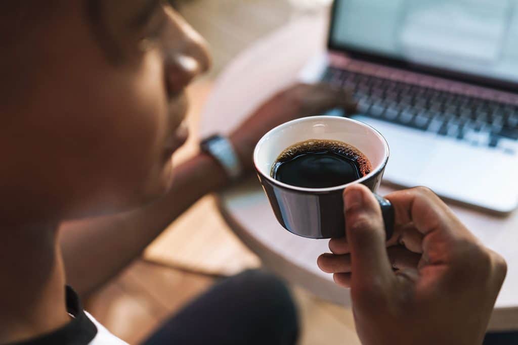 Por que o hábito de tomar café pode ser a causa do seu endividamento? Entenda o que um novo estudo disse sobre isso.