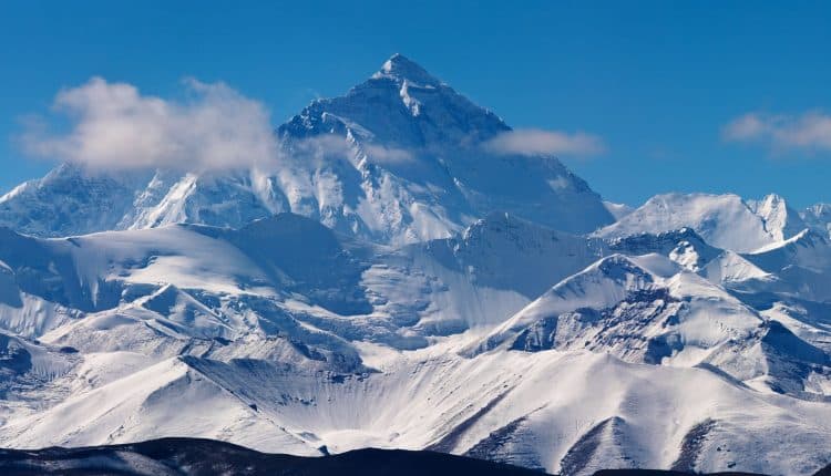 Monte Everest está crescendo: um rio é o responsável pelo aumento da altura e ninguém sabia disso; entenda agora.