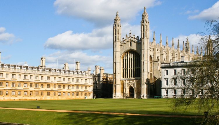 Chegou sua vez de estudar na universidade de Cambridge sem sequer precisar sair da sua casa para isso. Um dos nomes de maior peso no currículo pode ser colocado no seu.