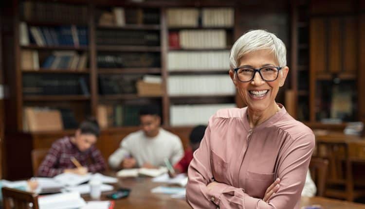 Procurando um emprego depois dos 50 anos de idade? Existem muitas profissões que podem trazer realização pessoal e profissional nesta lista.