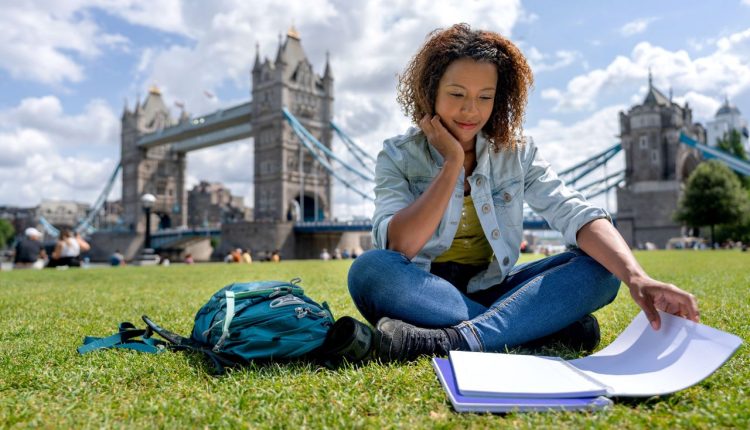 Brasileiras que desejam sair do Brasil para estudar na Europa podem ter uma grande oportunidade em Londres, pelo Santander; saiba como.