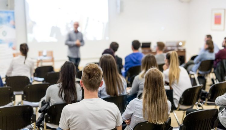 Quer trabalhar fora do Brasil? Alguns cursos de nível superior podem te ajudar a conquistar essa oportunidade com mais facilidade; veja quais.